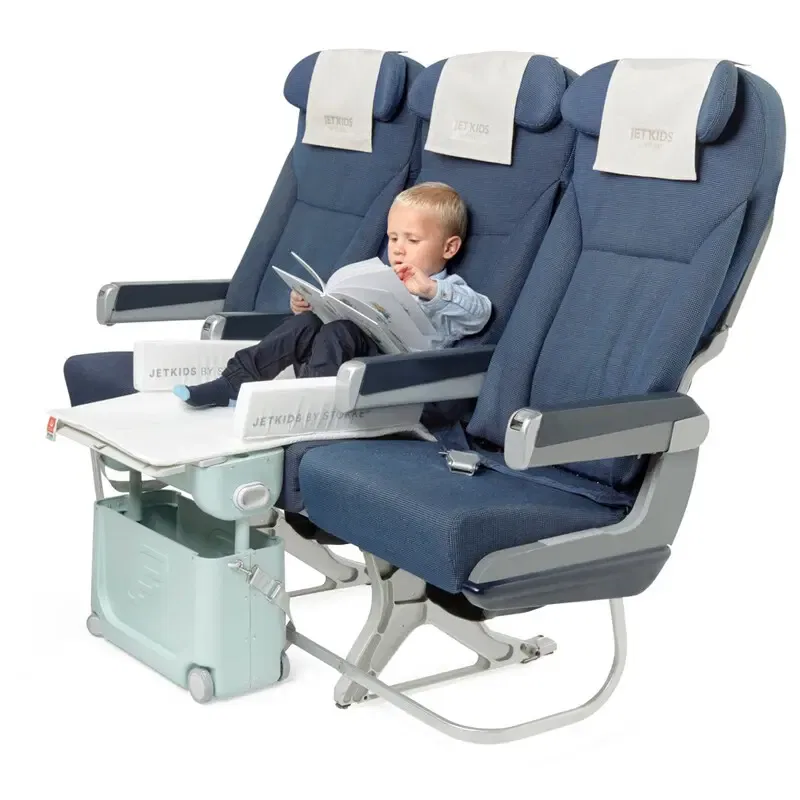 Junge im Flugzeug mit dem JetKids by Stokke