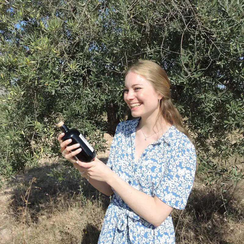 Johanna Zoern mit Olivenölflasche Foto: © hinterland