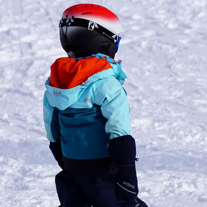 Junge im Schnee