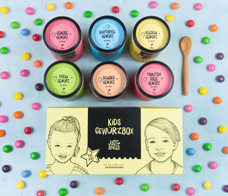 Ganz neu sind die sechs coolen, kunterbunten Kindergewürze von Just Spices. So werden Kinder schon früh und spielerisch ans Kochen herangeführt. Paul (9) hat die Gewürzbox für uns getestet und hat schon seine Lieblinge ...