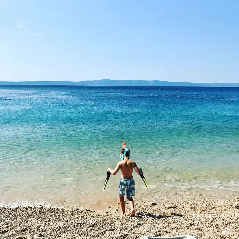 Kind Tucepi Beach Schnorcheln