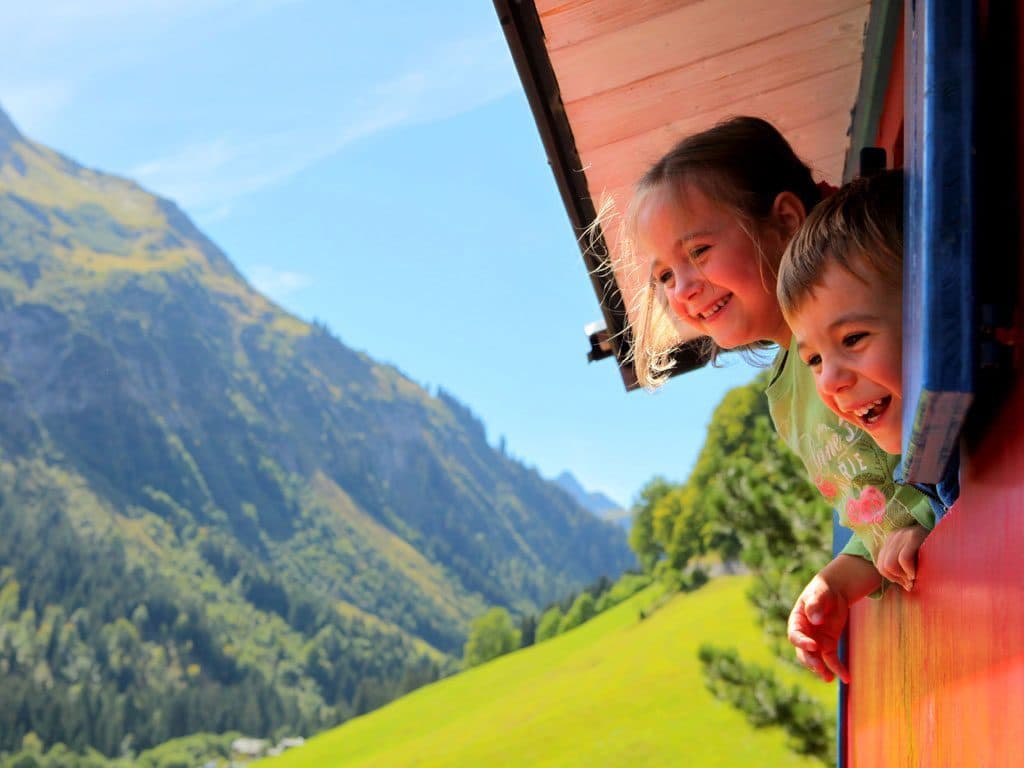Wir stellen Familienhotels vor, die sich auf kleine Wanderer eingestellt haben. Ob als Naturdetektiv mit Diplom, als Schauspieler und Kletterer oder als kleiner Landwirt beim Kühe melken! Für Kids gibt es hier viel zu entdecken. Unsere Top 3 Wanderhotels in Südtirol, Österreich und der Schweiz:
