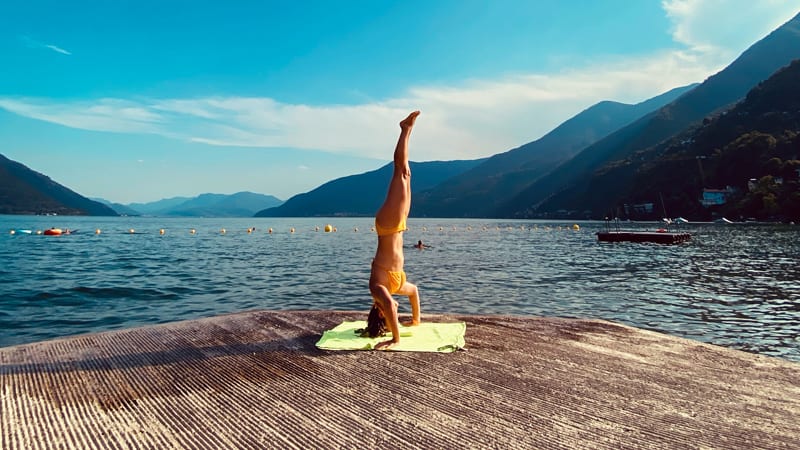 Claudia Weingaertner: Kopfstand-am-Lago-Maggiore - Foto-Anne-Pauly