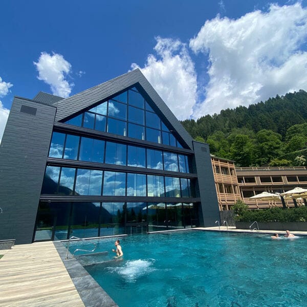 Lefay Dolomiti - Aussenansicht mit Pool