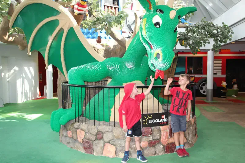 Forever und ever...Die Leidenschaft für Lego überlebt Generationen und ein Ausflug ins Legoland ist immer und immer wieder das I-Tüpfelchen im Kinder-Lego-Leben. Diesmal haben wir uns für die Luxus-Version entschieden: Ein Wochenende in Billund inklusive zwei Übernachtungen im Legoland Hotel.