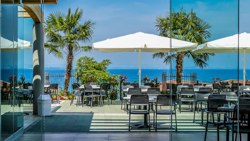 Lago di Garda Camping: Family Camping and Village, Restaurant mit Meerblick Bild: Lago di Garda Camping PR