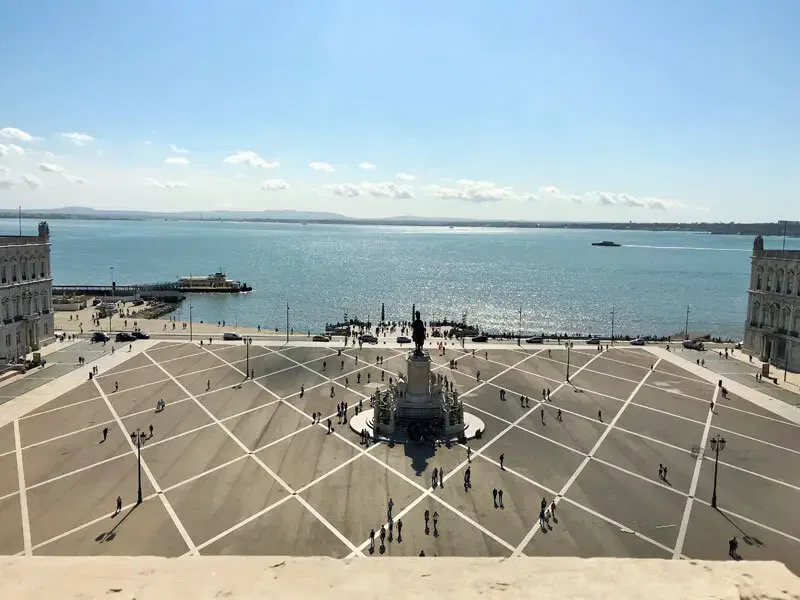 Die portugiesische Hauptstadt gehört zur Zeit zu den trendigsten Metropolen Europas. Eine Städtereise nach Lissabon wird auch für Kinder nicht langweilig. Ob Hai-Alarm, schwimmender Bus oder simuliertes Erdbeben – Hier kommen unsere Tipps!