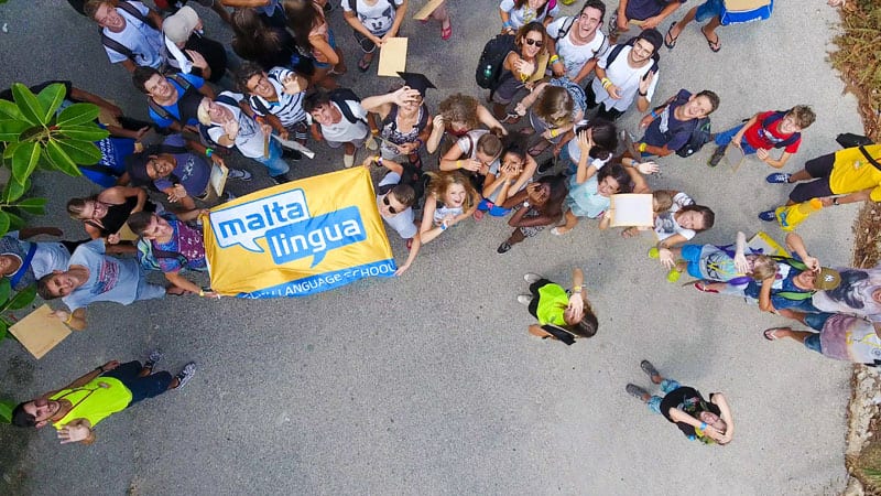 malta-lingua---Kids-mit-Banner-von-oben Foto: ©maltalingua
