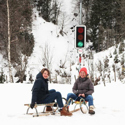 Maria Alm - Hochkoenig Mutter & Sohn beim Rodeln