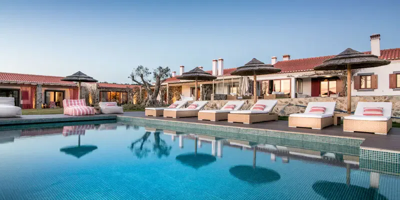 Wer auf der Suche nach einem Ziel für die Herbstferien ist, dem können wir in diesen besonderen Zeiten wirklich Portugal sehr ans Herz legen. Es gilt als „Nicht-Risiko-Gebiet“ des Auswärtigen Amtes und bis in den November hinein herrschen dort schön warme Temperaturen. Egal ob an der Algarve, in Lissabon oder an die ursprüngliche Westküste, es gibt so viele hübsche Orte dort und natürlich auch wunderschöne leere Strände. Wir haben unsere Lieblingsunterkünfte für Euch zusammengestellt. Wie immer von basic bis luxuriös, von FeWo bis City-Hotel.