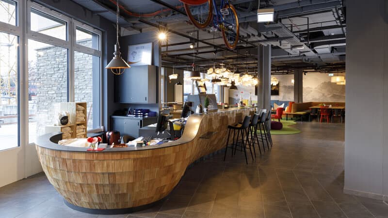 Rezeption und Bar in der Jugendherberge Moun10