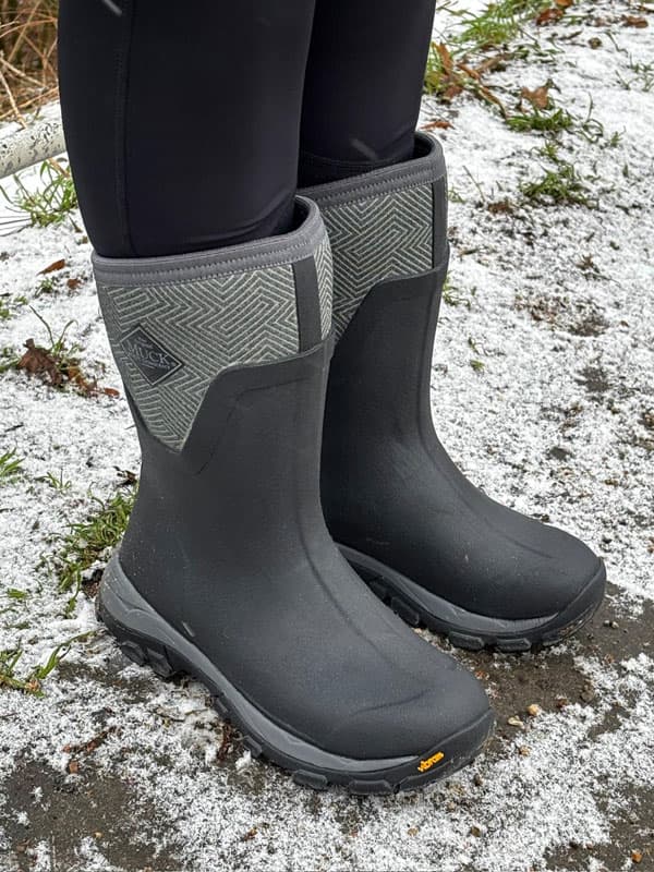Muck Boots Damen - Arctic Vibram All Terrain Stiefel - test im Schnee Bild: Trips4kids.de