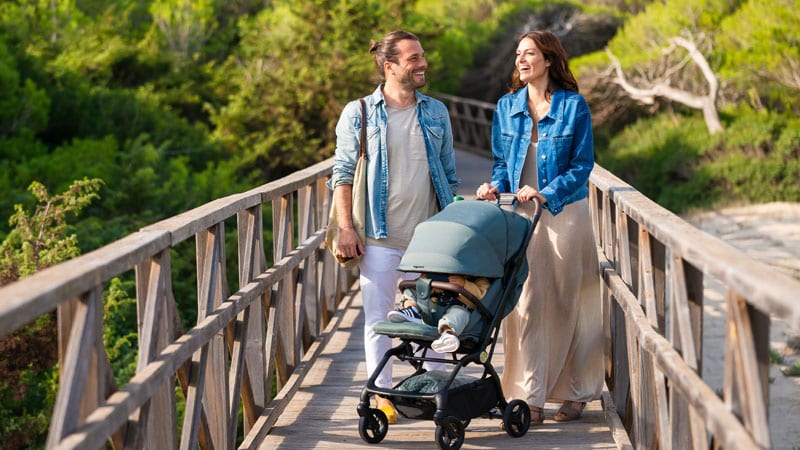 My Pico2 von My Junior - Eltern und Kind auf einem Steg