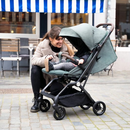 My Pico2 von My Junior - Mama mit Kind vor Cafe