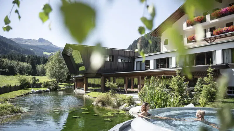 Naturbadeteich und Außenpool - @ Foto:Alphotel Tyrol