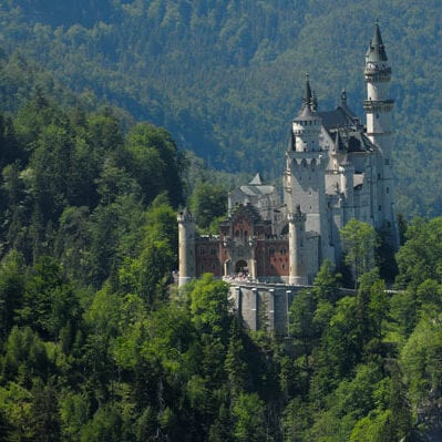neuschwanstein_ostansicht_quer.Bild.Fuessen_Tourismus.1 Schloss Neuschwanstein Fuessen