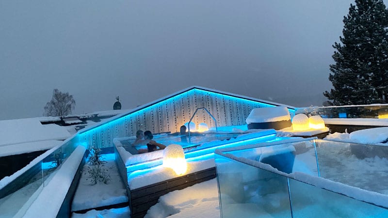 Wir sind zurück aus dem verschneiten Oberstdorf und hatten ein ganz wunderbares Schwestern-Wochenende im südlichsten 5-Sterne Hotel der Republik. Draußen ein Wintermärchen und drin Verwöhnprogramm: Luxuriöse Suiten, Gala Dinner und über 3.000 m² Wellness, ob im TalSpa oder im GipfelSpa. Wir können Euch das familiengeführte Traditionshaus für eine Auszeit aus dem Alltag, ob zu zweit oder mit der ganzen Familie, wärmstens empfehlen.