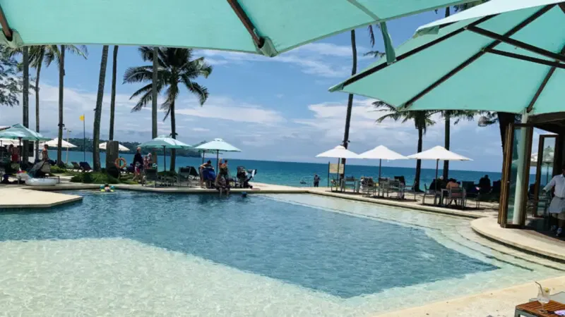 Outrigger--Beach-Resort-Pool-Meer Foto: © Andrea Fischerh-Resort