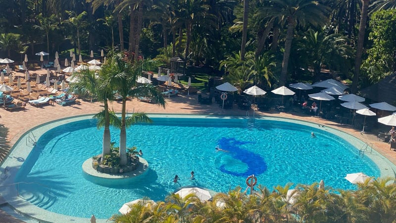 Seaside Palm Beach Hotel - Ausblick auf den Pool von oben Bild: Trips4kids.de