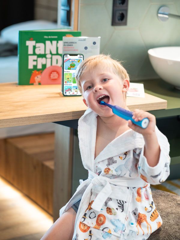 Playbrush-Tante-Frida_2_games.Bild.PlaybrushPR.1 Playbrush - Kind im hotel Tante Frida