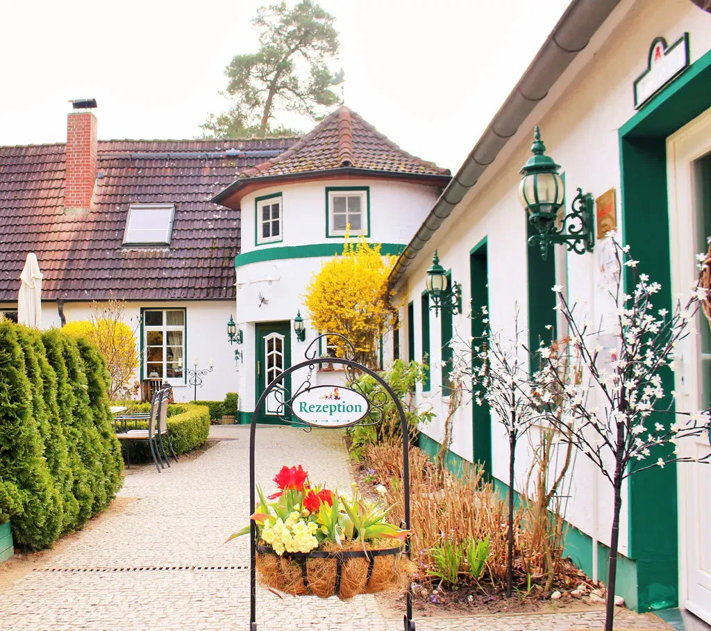 Wo Schnuller an Bäumen wachsen, kleine Indianer mit Stockbrot feiern und Eltern gemütlich im Strandkorb sitzen … Mitten im Müritz Nationalpark liegt ein ganzes Hotel nur für Familien! Wir waren vor Ort und sind begeistert …