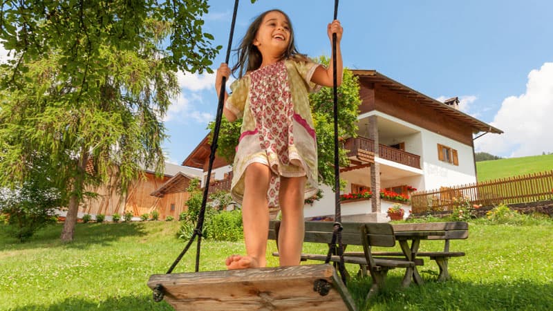 Roter Hahn Südtirol - Kind auf Schaukel Bild: Frieder Blickle