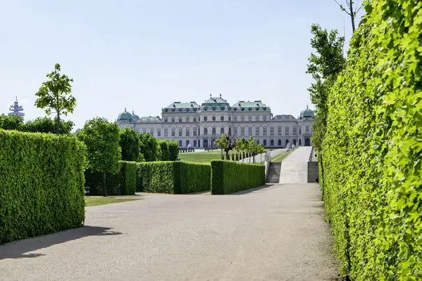 Mal so richtig eintauchen in die österreichische Hauptstadt: Kakao trinken im Demel, die Lippizaner bewundern, durch’s Sisi-Museum schlendern und Ohrenschmaus im Haus der Musik erleben. Geschlafen wird mal im Luxushotel, mal im Budgethotel und fertig ist der Wiener City-Trip.