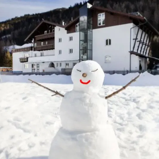 schneemann_vor_dem_hotel_va