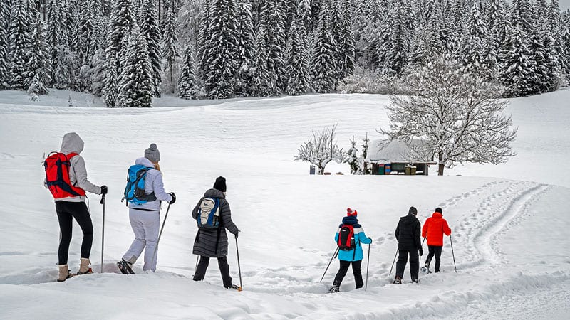 Naturspielplatz in Kärnten: Ob auf dem Berg oder am oder auf dem See: Hier gibt es ganz wunderbare Wintererlebnisse für Familien mit Kindern: Vom gemütlichen Skigebiet und Rodelgaudi bis zum Schlittschuhlaufen und tollen Rangerprogrammen. Wir sind begeistert!