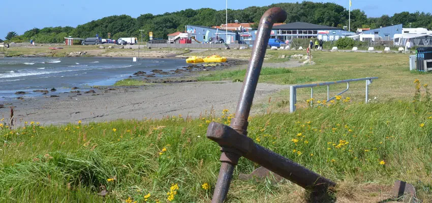 Strand mit Anker Apelviken in Schweden