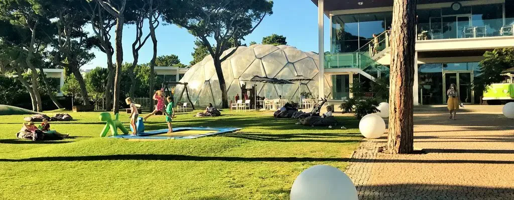 Nicht weit von Lissabon entfernt haben wir dieses wunderbar entspannte Familienhotel entdeckt. Eigentlich will man das schöne Resort im Grünen gar nicht verlassen, wäre nicht die Küste rund um das luxuriöse Cascais so zauberhaft ... On top gibt es ein cooles Kidsprogramm und sogar ein Koch-Workshop mit Ernährungsexperte Fiona Faulkner!