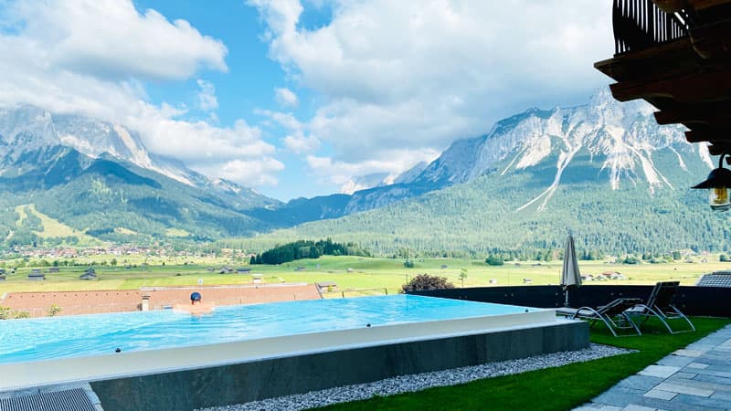 SolePool-mit-Zugspitz-View, Hotel-Post-Lermoos Foto: © Andrea Fischer, Trips4Kids.de