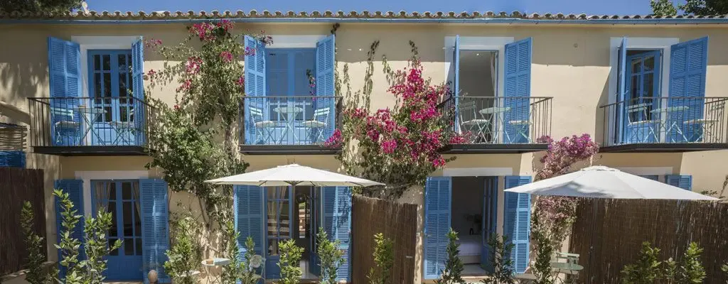Auf dem Land in der Inselmitte Mallorcas haben wir so ein charmantes, kleines Hotel entdeckt. Hier im Agriturismo Finca Son Miranda gibt es kein Kinderprogramm oder Entertainment, dafür werden Orangen vom Baum gepflückt, Kinder spielen Verstecken im Garten und die Tage kann man herrlich am Pool verbummeln. Ein echter Geheimtipp!