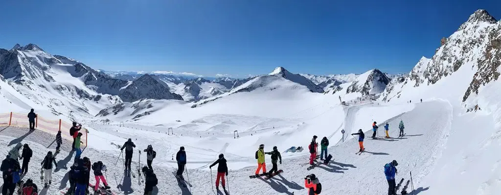 Sonnenskilauf im Stubai ! Das größte Gletscherskigebiet Österreichs bietet Schneesicherheit auf 35 Abfahrten mit 26 Lift-Anlagen von Oktober bis Juni und es heißt besonders Familien mit Kids willkommen! Vom Skikurs bis zum Ski-Kindergarten und einem eigenen Kids-Restaurant. Kinder bis 10 Jahren fahren sogar kostenlos. Wo gibt’s denn so was?