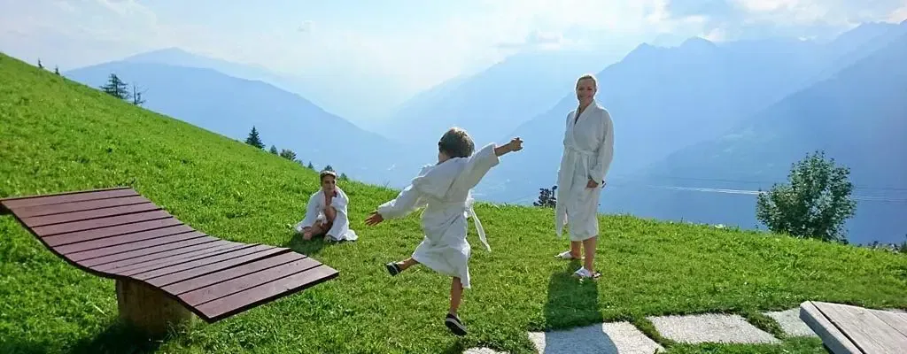 Ein kleines Bergparadies: Ob in den urigen Chalets oder in den gemütlichen Zimmern des Almhotels, hier fühlen sich Groß und Klein sehr wohl! On top kommt hier die Natur rundum zum Toben und Spielen und das herrliche Bergpanorama zum Entspannen ...