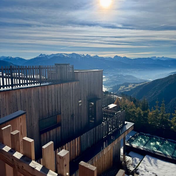 Tratterhof---Blick-Dach-in-die-Berge Foto: © Andrea Fischer Trips4kids.de