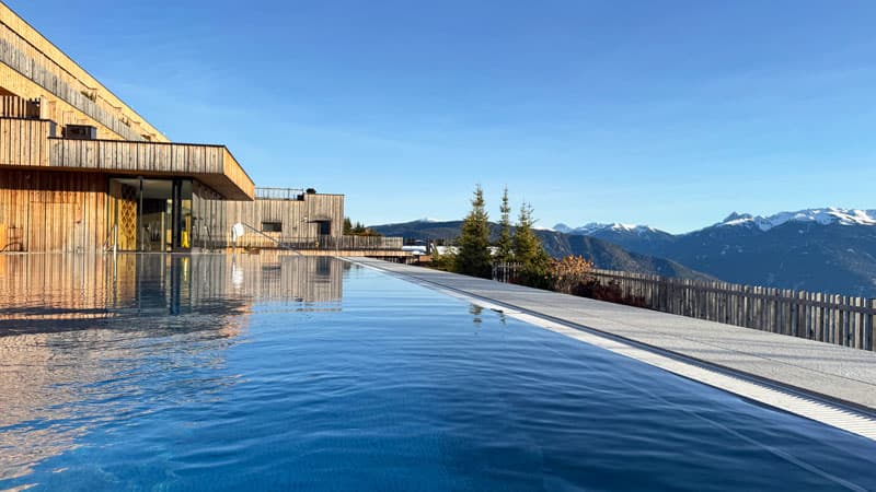 Tratterhof-Skypool-in-goldenem-Licht Foto: © Andrea Fischer Trips4kids.de