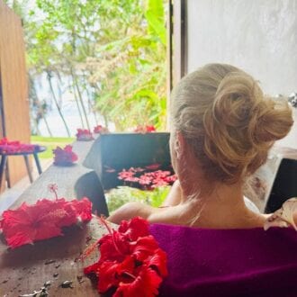 UTMT – Sri Lanka – Ayurveda –Andrea im Bluetenbad Foto: © Andrea Fischer, Trips4kids.de