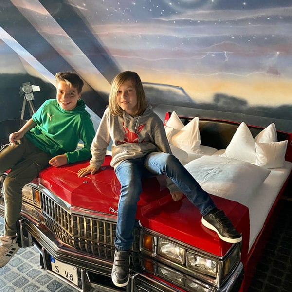 V8-Hotel-Motorworld-Themenzimmer-Cadillac Foto: © Andrea Fischer, Trips4Kids.de