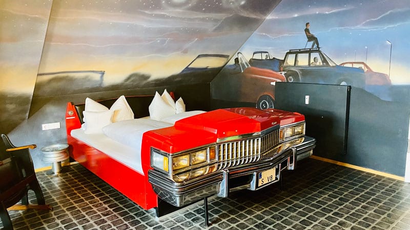 V8-Hotel-Motorworld-Themenzimmer-Cadillac