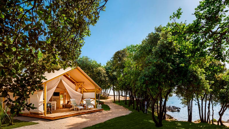 Für Campingfreunde, die noch was in Istrien suchen, kommt hier ein super Tipp: Unsere Autorin Antoinette Schmelter-Kaiser hat im istrischen Funtana mit ihrer Familie in einem Sunset Premium Glamping Zelt Urlaub gemacht. Das Ambiente und die Ausstattung haben sie genauso überzeugt wie das Fünfsterne-Angebot. Unter dem Motto „All you can holiday“ reicht es von Animation über Badelandschaft und Kinderbetreuung bis hin zu Sport, Spa und Strand.