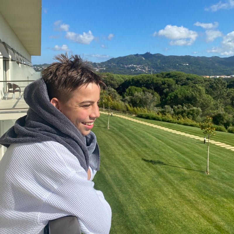 Vila Gale Sintra, Junge blickt vom Balkon Foto: © Andrea Fischer, Trips4Kids.de