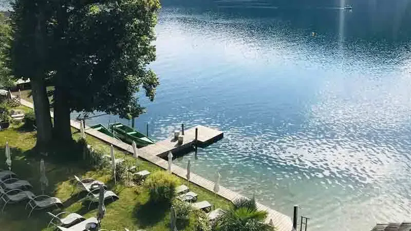 Villa Postillion am See mit Steg und Garten