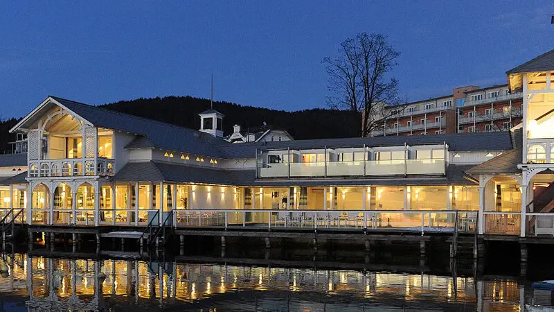 Werzer's Badehaus bei Nacht