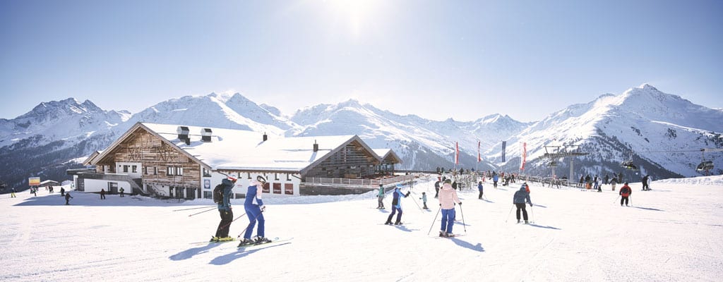 Im Skifahrerhimmel: St. Anton gilt als die Wiege des Skisports und für uns steht die Region schon lange auf der Bucket-List für einen Besuch im Winter. Wir sind begeistert zurück vom Arlberg mit wunderbaren Eindrücken in die weiße Bergwelt auf dem RUN of FAME und Apres Ski beim Mooserwirt. Mehr geht nicht …