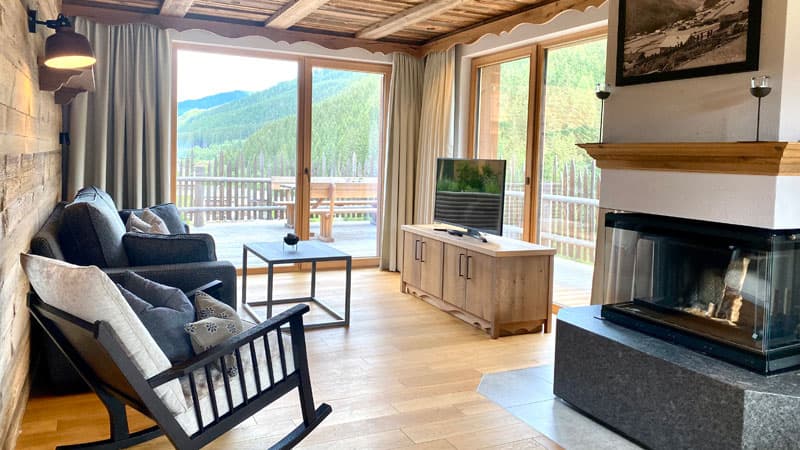 Wohnzimmer-Chalet-Farm-Resort-Zillertal Wohnzimmer-Chalet-Farm-Resort-Zillertal Foto: © Andrea Fischer Trips4Kids.de