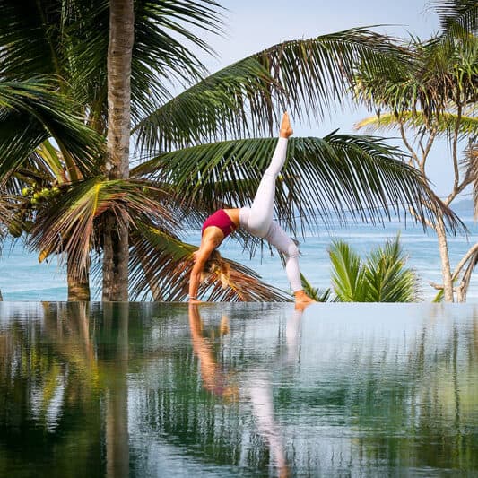 Yoga-am-Pool-Hollmann-UTMT_0 Yoga-am-Pool-Hollmann-UTMT_0