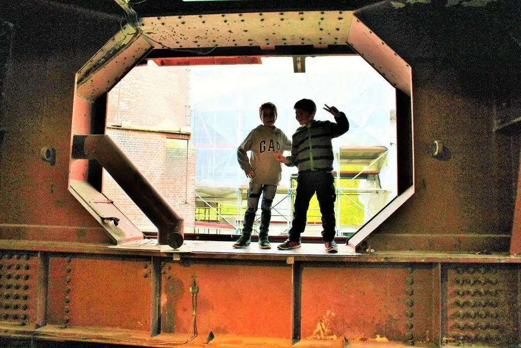 Was geht ab im Ruhrgebiet? Wir haben für euch 5 Tipps für Familien im Ruhrgebiet von Soccer Golf in der Zeche Zollverein über die Aufzucht-Station von Baby-Haien im Sea Life bis zum Dreh des eigenen Films im Kindermuseum Explorado....