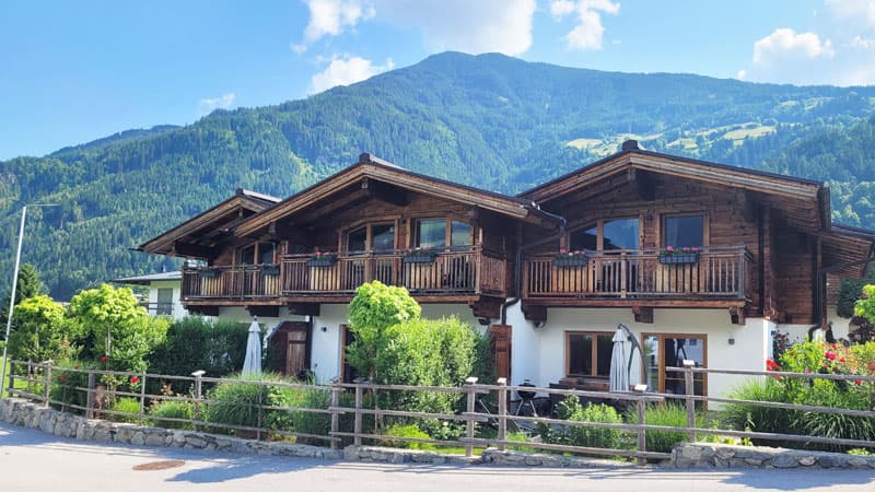 Zillertaler-Hofchalets---Ansicht-Chalets Zillertaler-Hofchalets---Ansicht-Chalets Foto: © Aline Scheuböck, Trips4Kids.de