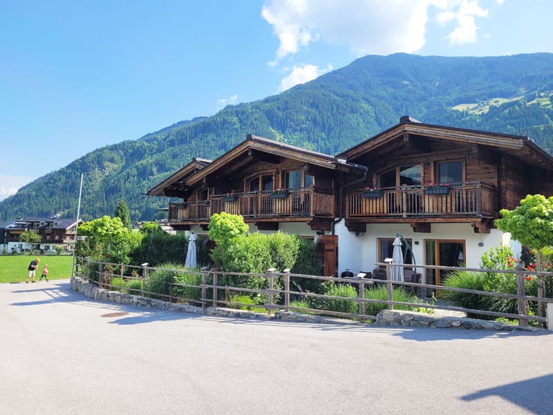 Zillertaler-Hofchalets-mit-Panorama Foto: © Aline Scheuböck, Trips4Kids.de